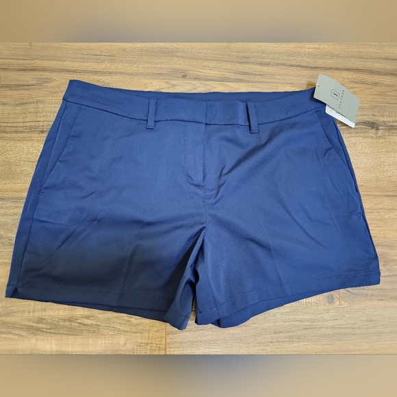 New PGA TOUR Apparel Go To Women's Golf 4.5" Shorts - Picture 3 of 11
